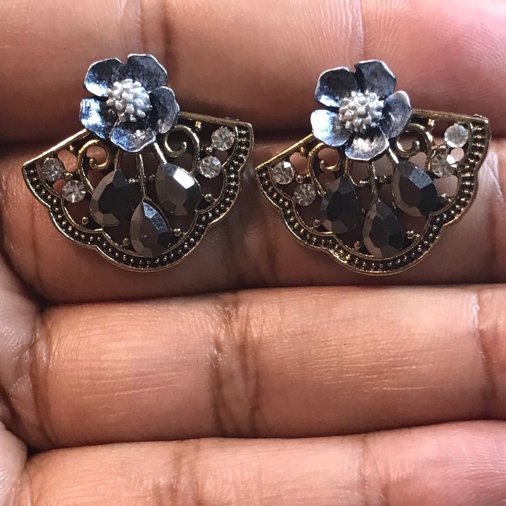 Vintage Rhinestone Elegant Fan Shaped Flower Gold and Black Stud Earrings